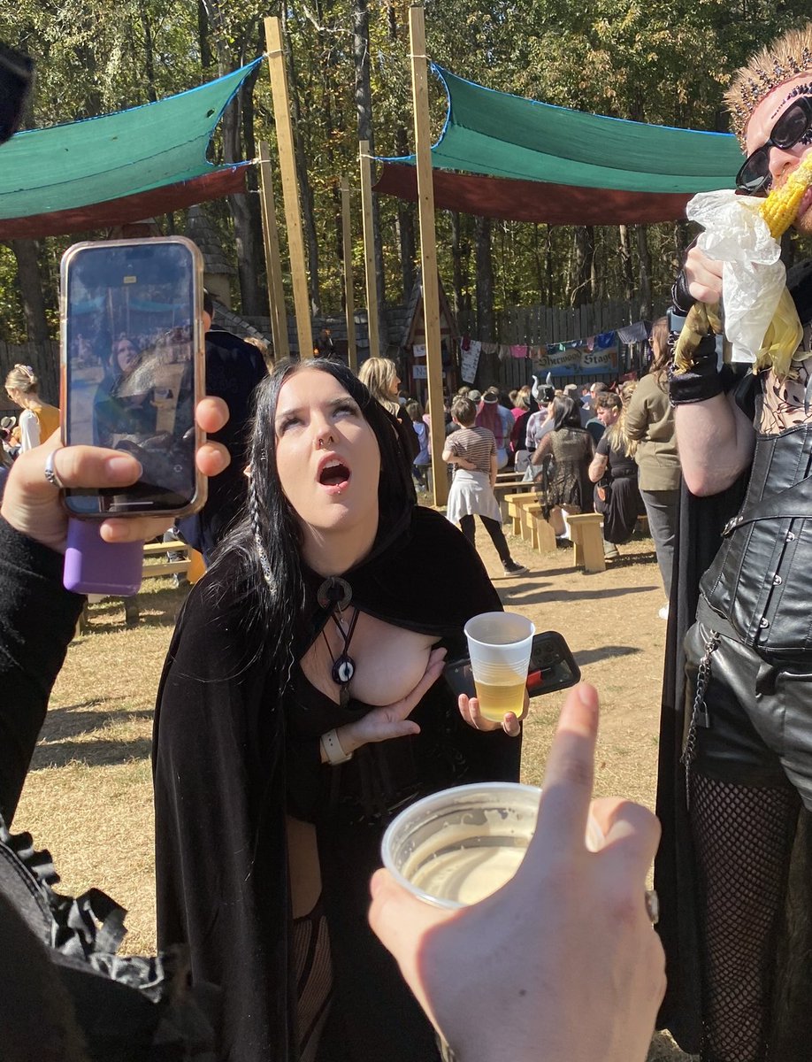 Sarahlivi_'s tweet photo. When the drinks start tasting like “show your tits at renn fest” https://t.co/Gwtbl61W03