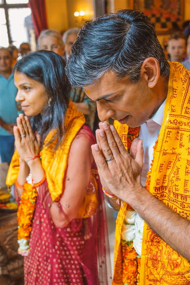 anilbhakr's tweet photo. भारत पर 200 वर्षों तक राज करने वाले ब्रिटेन में अब "राम राज्य" की शुरवात...

दीपावली पर भारतीय मुल के @RishiSunak   का राज्याभिषेक बनेंगे नए प्रधानमंत्री..🔥🪔💪
#RishiSunak https://t.co/8ysk3ibIsc