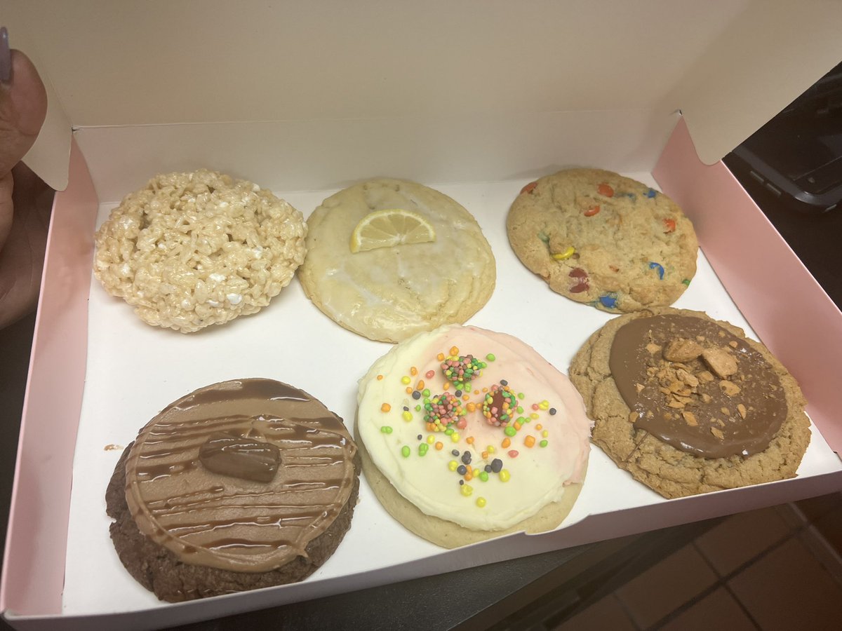 MaximusPrime46's tweet photo. Monday Morning 🍪🍪 are for cookies at Chilis West Lafayette 
@SavoieRay @taryn_mahaffey 
My team matters 🌶❤️
Adding a little pep in our step 🙃 https://t.co/SuwcwMtWBH