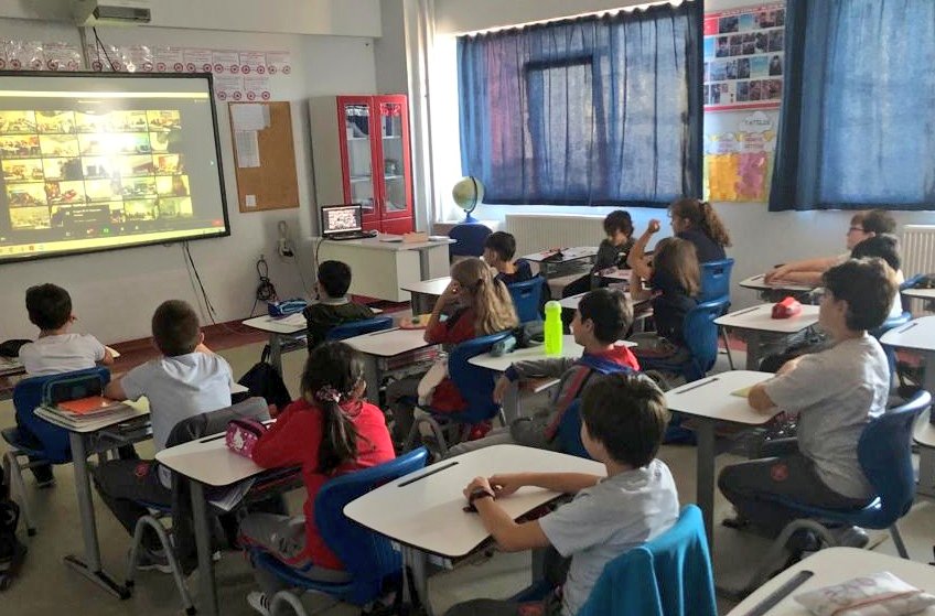 4. Sınıf öğrencilerimiz katıldıkları etkinlikte Patileri Koruma Ekibi kitabının yazarı Hira Ayşe Özsoy ile buluştular.✨
 Etkinlikte keyifli vakit geçiren öğrencilerimiz merak ettiklerini sorarak hem yazarlıkla ilgili hem de okudukları kitap ile ilgili yeni bilgiler öğrendiler.📚