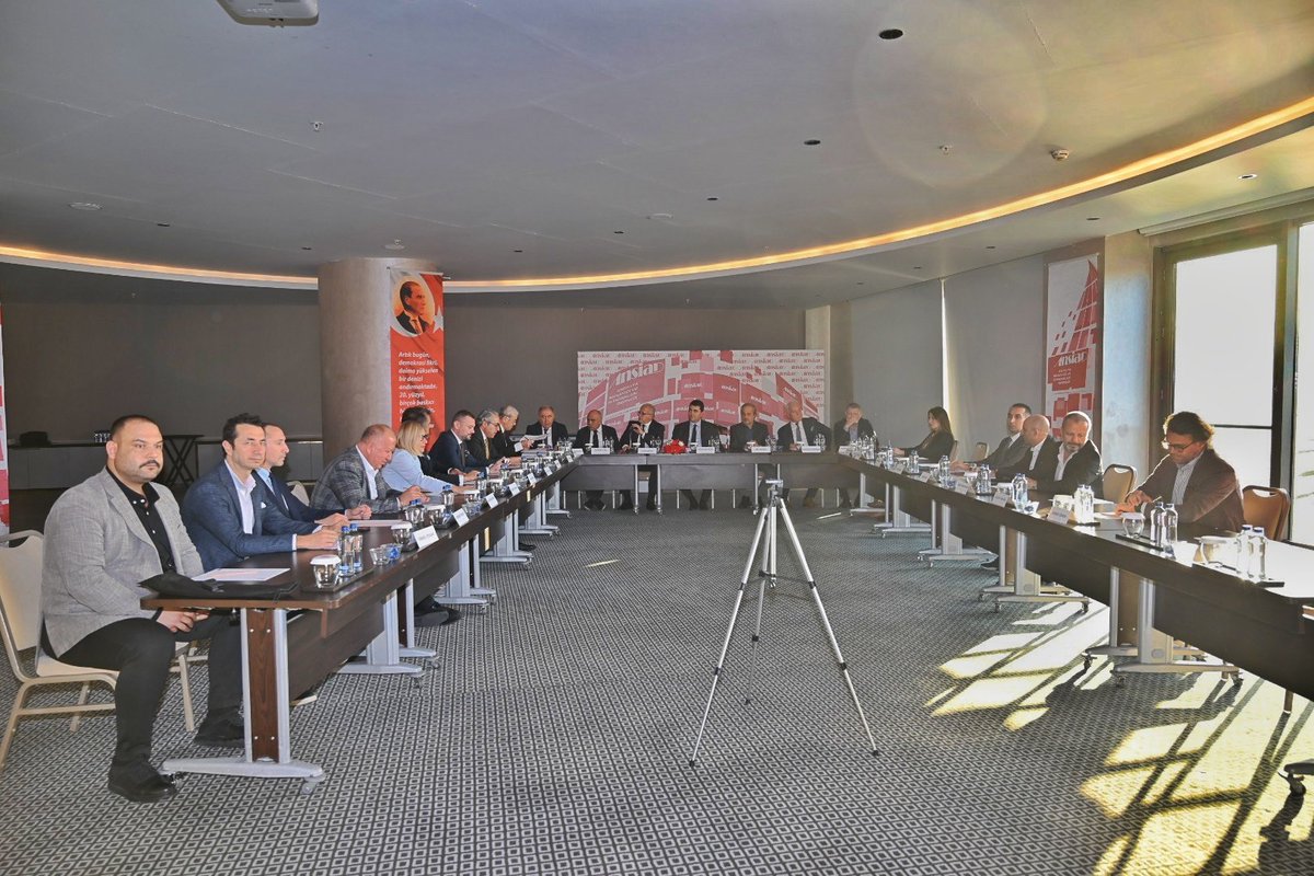 Demokrat Parti Genel Başkanı Gültekin Uysal, ANSİAD toplantısında Antalya iş dünyası temsilcileri ve SİAD başkanlarıyla bir araya gelerek ekonomik duruma ilişkin görüş alışverişinde bulundular.