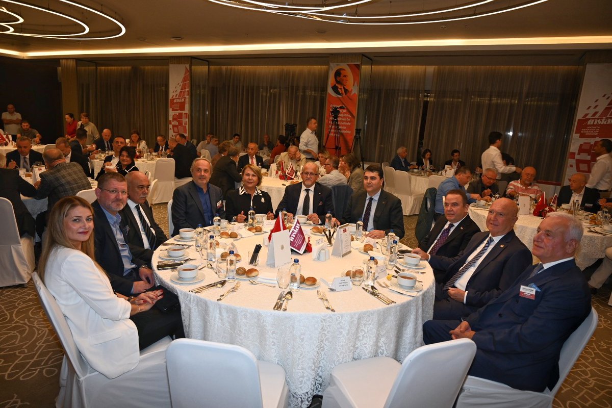 Demokrat Parti Genel Başkanı Gültekin Uysal'ın konuk olduğu ANSİAD 13. Olağan Toplantısı, ANSİAD üyesi iş insanları ve misafirlerin katılımıyla Akra Hotel'de başladı.