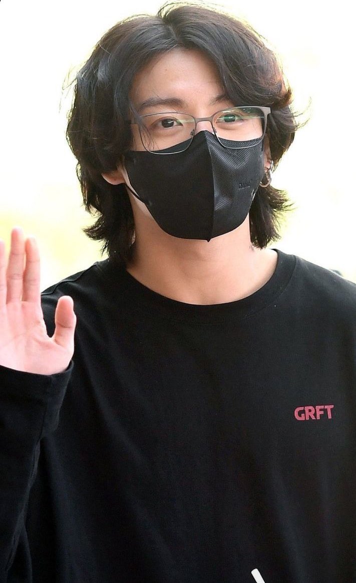 Marsalqatar's tweet photo. وصول الفنان الكوري 🇰🇷 jungkook الى دولة قطر للمشاركة في فعاليات كأس العالم 2022

#كأس_العالم_قطر_2022 #JUNGKOOK 
#مرسال_قطر #حياكم_في_قطر 🇶🇦 https://t.co/9eM1gC4idf
