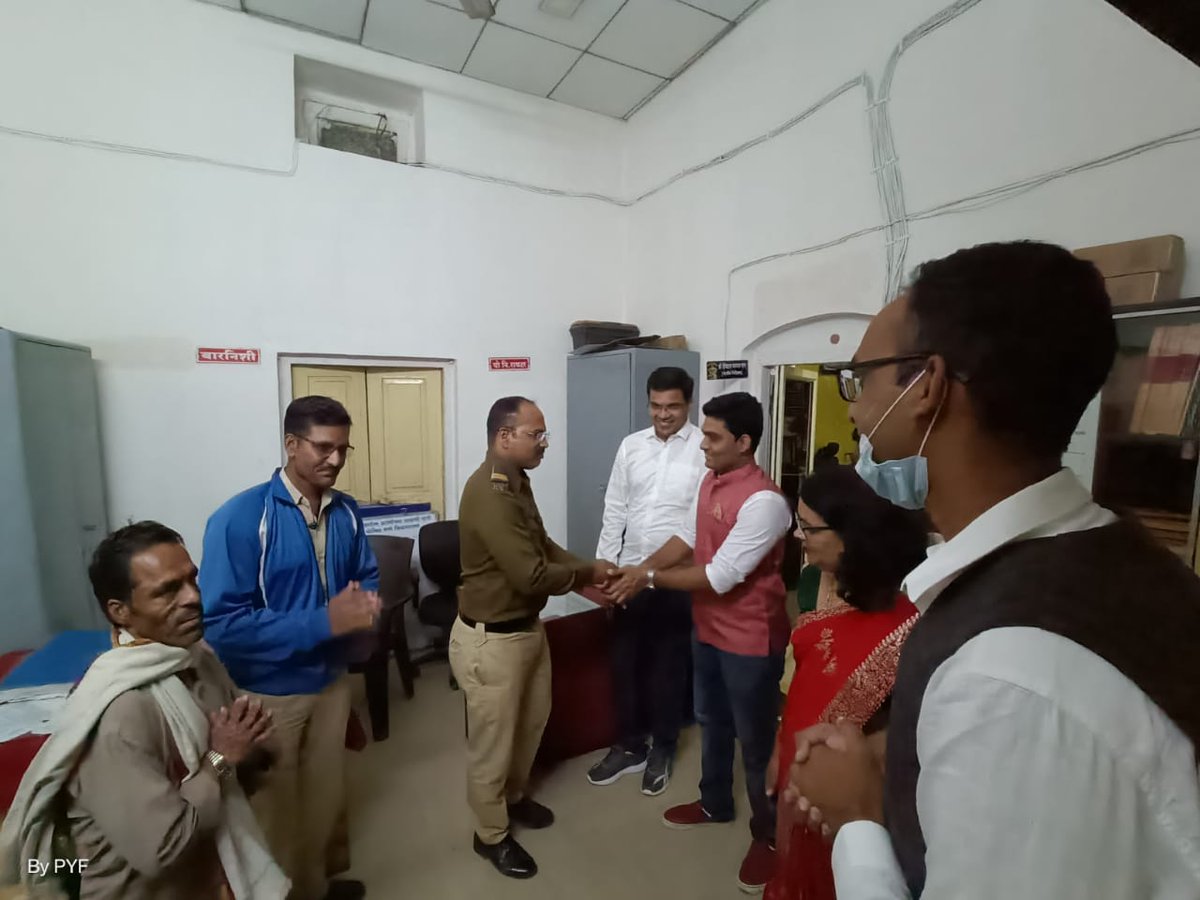PrayasGroup's tweet photo. आपल्या सर्वांची दिवाळी आनंदात साजरी होण्यासाठी जे आपले पोलीस बांधव दिवाळी या सणाच्या दिवशी ही सदैव दक्ष असतात. यांच्याविषयी कृतज्ञता म्हणून प्रयास युथ फाउंडेशन तर्फे औरंगाबाद शहरातील विविध पोलीस स्टेशन येथे मिठाई वाटप करण्यात आली. #letsthankthem #thankyoumahapolice https://t.co/athsQoxm9u
