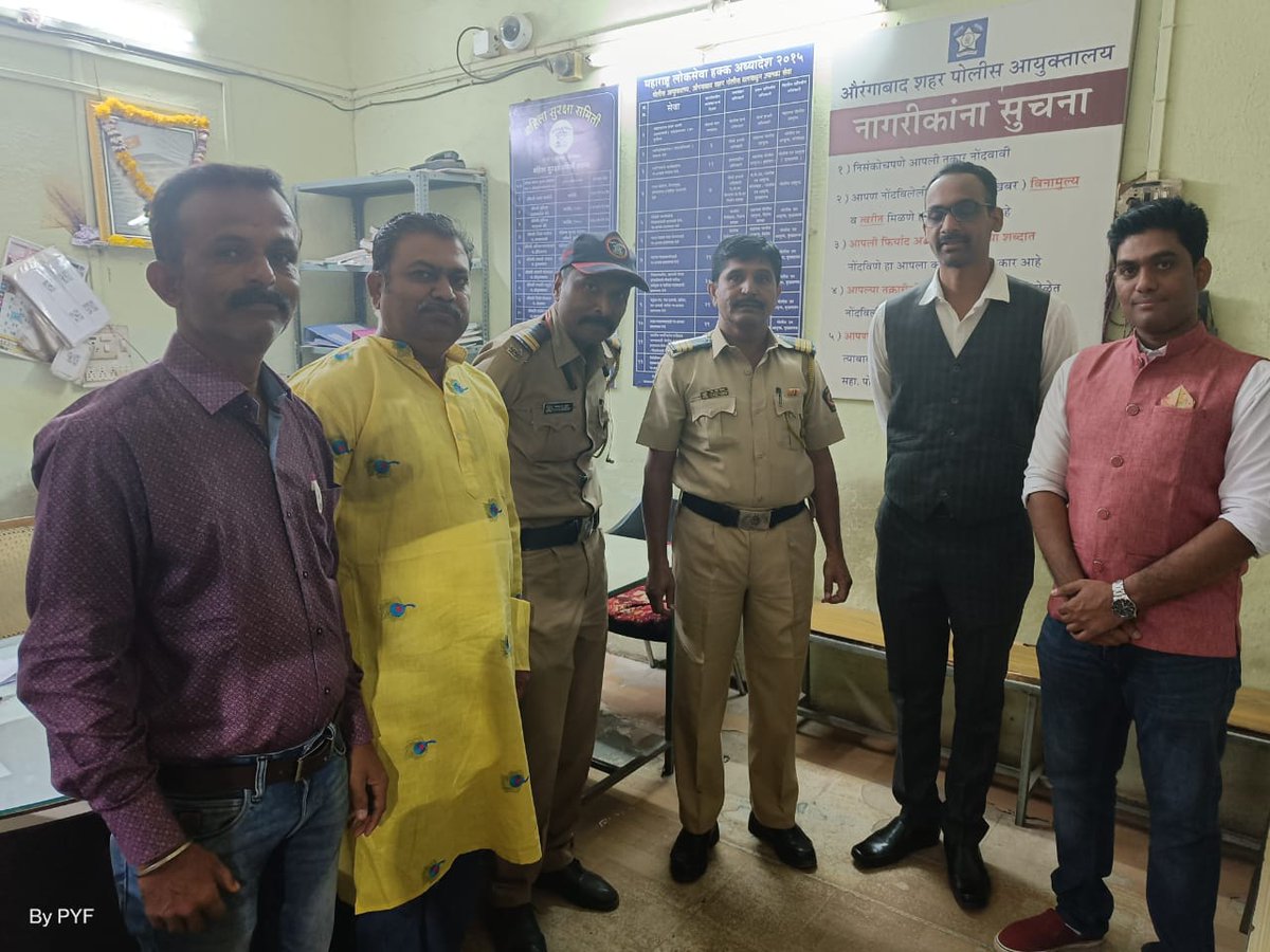 PrayasGroup's tweet photo. आपल्या सर्वांची दिवाळी आनंदात साजरी होण्यासाठी जे आपले पोलीस बांधव दिवाळी या सणाच्या दिवशी ही सदैव दक्ष असतात. यांच्याविषयी कृतज्ञता म्हणून प्रयास युथ फाउंडेशन तर्फे औरंगाबाद शहरातील विविध पोलीस स्टेशन येथे मिठाई वाटप करण्यात आली. #letsthankthem #thankyoumahapolice https://t.co/athsQoxm9u