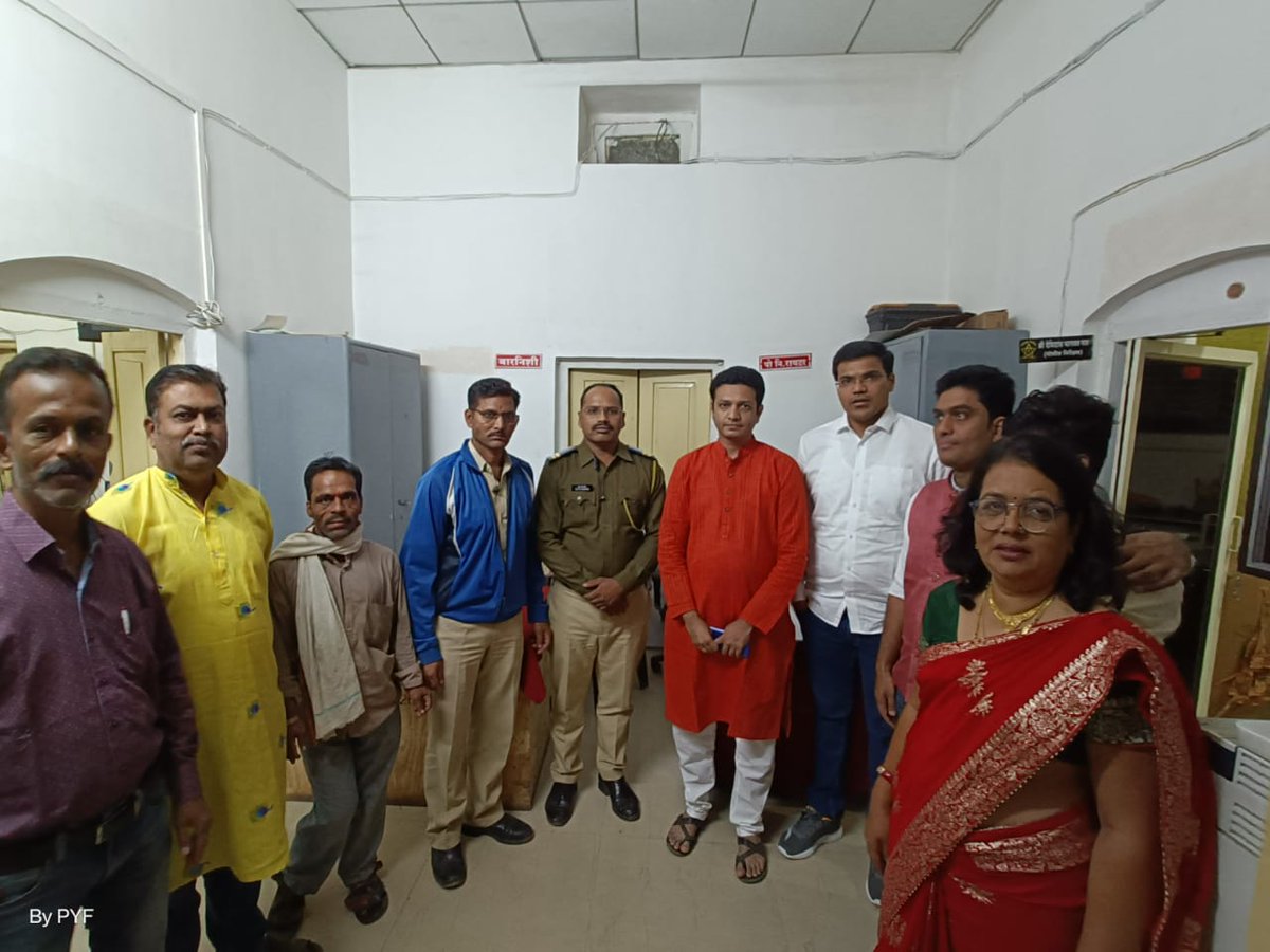 PrayasGroup's tweet photo. आपल्या सर्वांची दिवाळी आनंदात साजरी होण्यासाठी जे आपले पोलीस बांधव दिवाळी या सणाच्या दिवशी ही सदैव दक्ष असतात. यांच्याविषयी कृतज्ञता म्हणून प्रयास युथ फाउंडेशन तर्फे औरंगाबाद शहरातील विविध पोलीस स्टेशन येथे मिठाई वाटप करण्यात आली. #letsthankthem #thankyoumahapolice https://t.co/athsQoxm9u