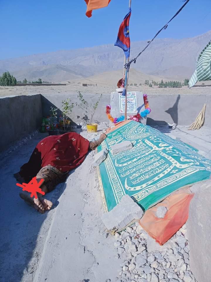 AimalWali's tweet photo. اے این پی کے شہید کارکن خالقداد بابر کی قبر پر ان کی ماں کی حالت۔ خالقداد کو بلوچستان کے ضلع ہرنائی میں 14 اگست 2022 کو سیکورٹی فورسز نے براہ راست فائرنگ کرکے شہید کردیا۔ قاتل آج بھی آزاد گھوم رہے ہیں۔ اس اعصاب شکن تصویر کو ہم اپنی غیرت پر سوالیہ نشان سمجھ کرکے اقدام کریں گے۔ https://t.co/mOhoF6v6M2