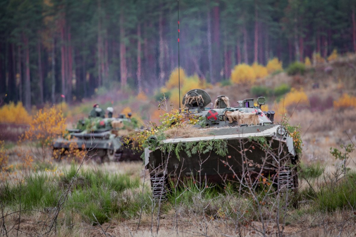 Nato➡️#StrongerTogether, because we train with our @NATO allies. During Ex #IronWolf, the #eFP BG 🇱🇹 fights as a multinational BG, but as opposing forces we are supported by allies of 🇱🇹 @LTU_Army,🇬🇧 infantry of #eFP BG 🇪🇪, soldiers of 🇨🇿@ArmadaCR & a tank unit of 🇺🇸@USArmy. 1/2