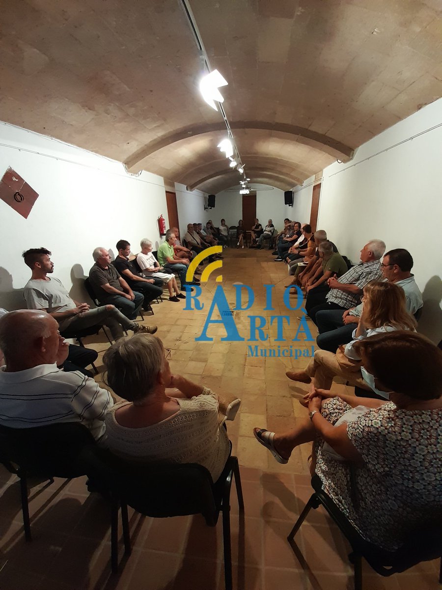 RadioArta107_9's tweet photo. Reunió dels afectats de la forta ploguda ocorreguda els dies 6-7 d'octubre de 2022 a Artà.
Hi assisteix el batle d'Artà Manolo Galán. La regidora de Medi Ambient Aina Comas i el regidor d'Hisenda Manolo Rocha. #pluja #Artà #afectats https://t.co/nNKeWWAvBx