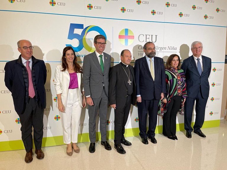 metxebarria_vg's tweet photo. 🫶🏻 Torbellino de emociones en el 5️⃣0️⃣ Aniversario del Colegio CEU Virgen Niña #VitoriaGasteiz en el que disfruté de una experiencia maravillosa en mi época de alumna. 

🤗 Recuerdos y encuentros que llegan al corazón. 
Por otros 50 años más. 
Zorionak! https://t.co/sz910xHHV8