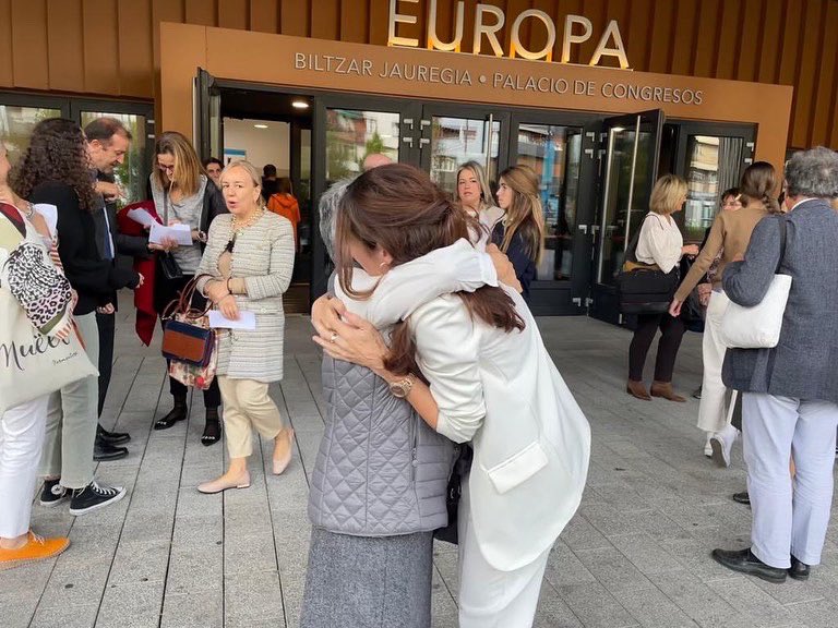 metxebarria_vg's tweet photo. 🫶🏻 Torbellino de emociones en el 5️⃣0️⃣ Aniversario del Colegio CEU Virgen Niña #VitoriaGasteiz en el que disfruté de una experiencia maravillosa en mi época de alumna. 

🤗 Recuerdos y encuentros que llegan al corazón. 
Por otros 50 años más. 
Zorionak! https://t.co/sz910xHHV8