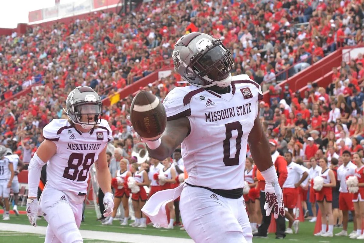 kapslockbrah's tweet photo. AFTER TALKING WITH @RonnieFouch, I AM GRATEFUL TO RECEIVE MY 6TH D1 OFFER FROM MISSOURI STATE UNIVERSITY! @davidkamalani @CoachLukeSC @Saddleback_DC @coach_crabb @JUCOFFrenzy @JuCoFootballACE https://t.co/ndVJwcMqbp