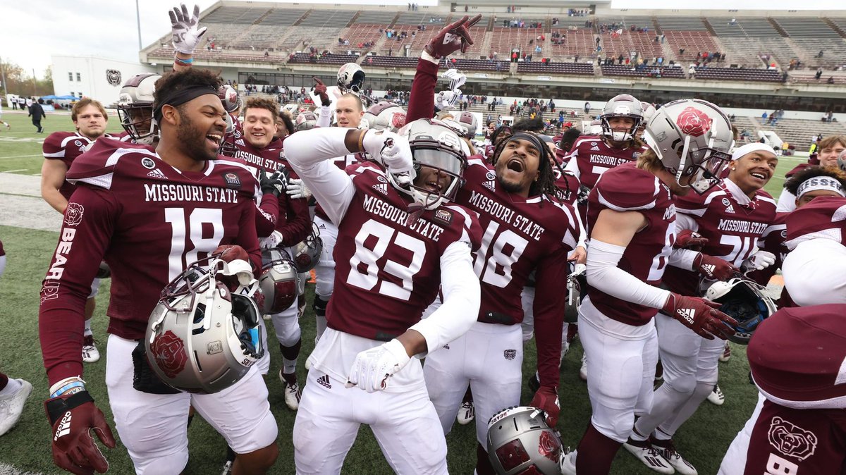 kapslockbrah's tweet photo. AFTER TALKING WITH @RonnieFouch, I AM GRATEFUL TO RECEIVE MY 6TH D1 OFFER FROM MISSOURI STATE UNIVERSITY! @davidkamalani @CoachLukeSC @Saddleback_DC @coach_crabb @JUCOFFrenzy @JuCoFootballACE https://t.co/ndVJwcMqbp