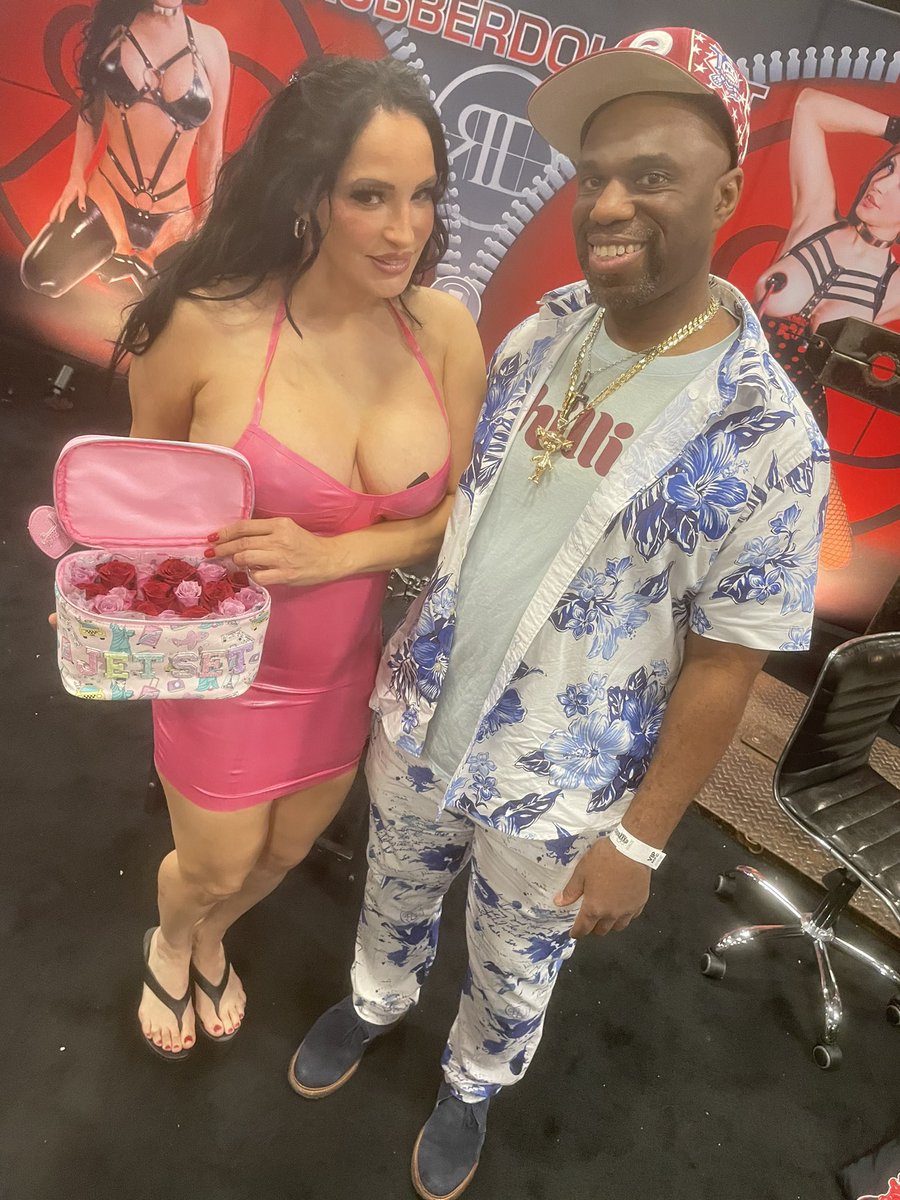 Adamsbluedog1's tweet photo. @RubberDoll I had a chance to see the beautiful international stage performer Exxxotica I like to pop up and surprise her with roses and the case says jetset which describes her perfectly #rubberdoll #featuredancer #fetishmodel https://t.co/p9gxnIOwfQ
