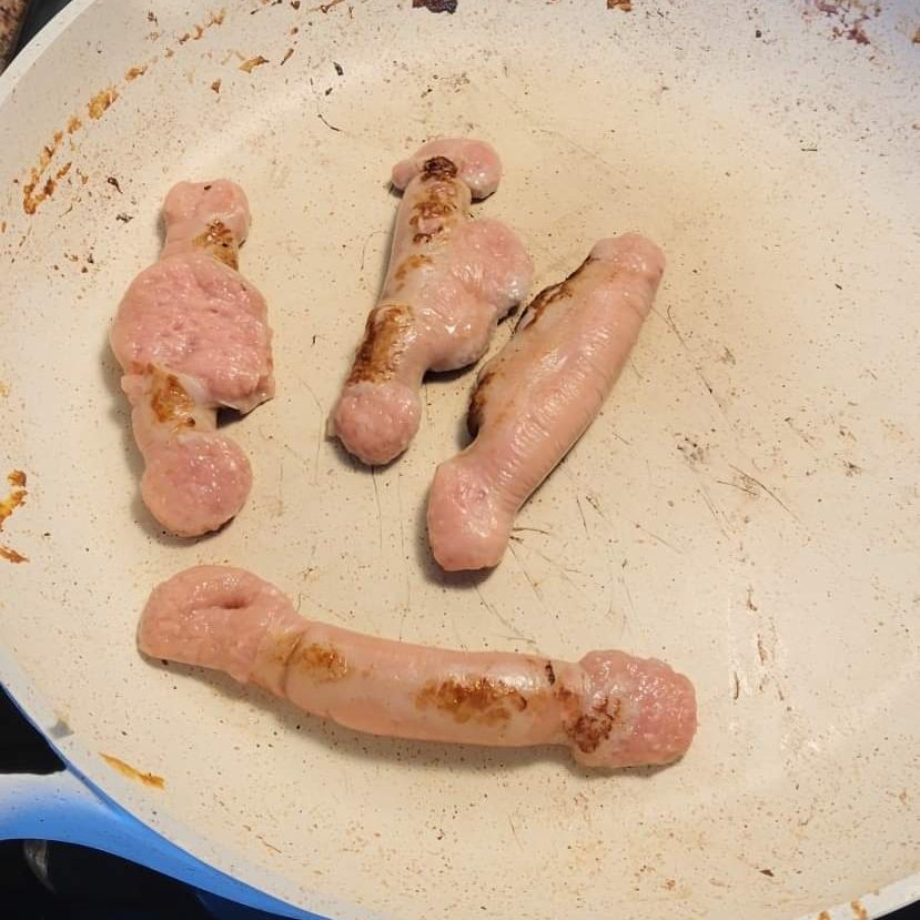 messedupfoods's tweet photo. sausages (smashed to cook faster) https://t.co/doXdUFFsgS