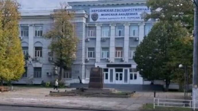 SebaGobert's tweet photo. A Kherson, les occupants russes escamotent les monuments à Alexander Suvorov et Fyodor Ouchakov. Les Ukrainiens dénoncent un "vol". Mais ces statues de militaires russes du 18e siècle auraient-elles survécu à la dé-russification en cours en Ukraine? 

#lookingforlenin https://t.co/abgYTJRfcc