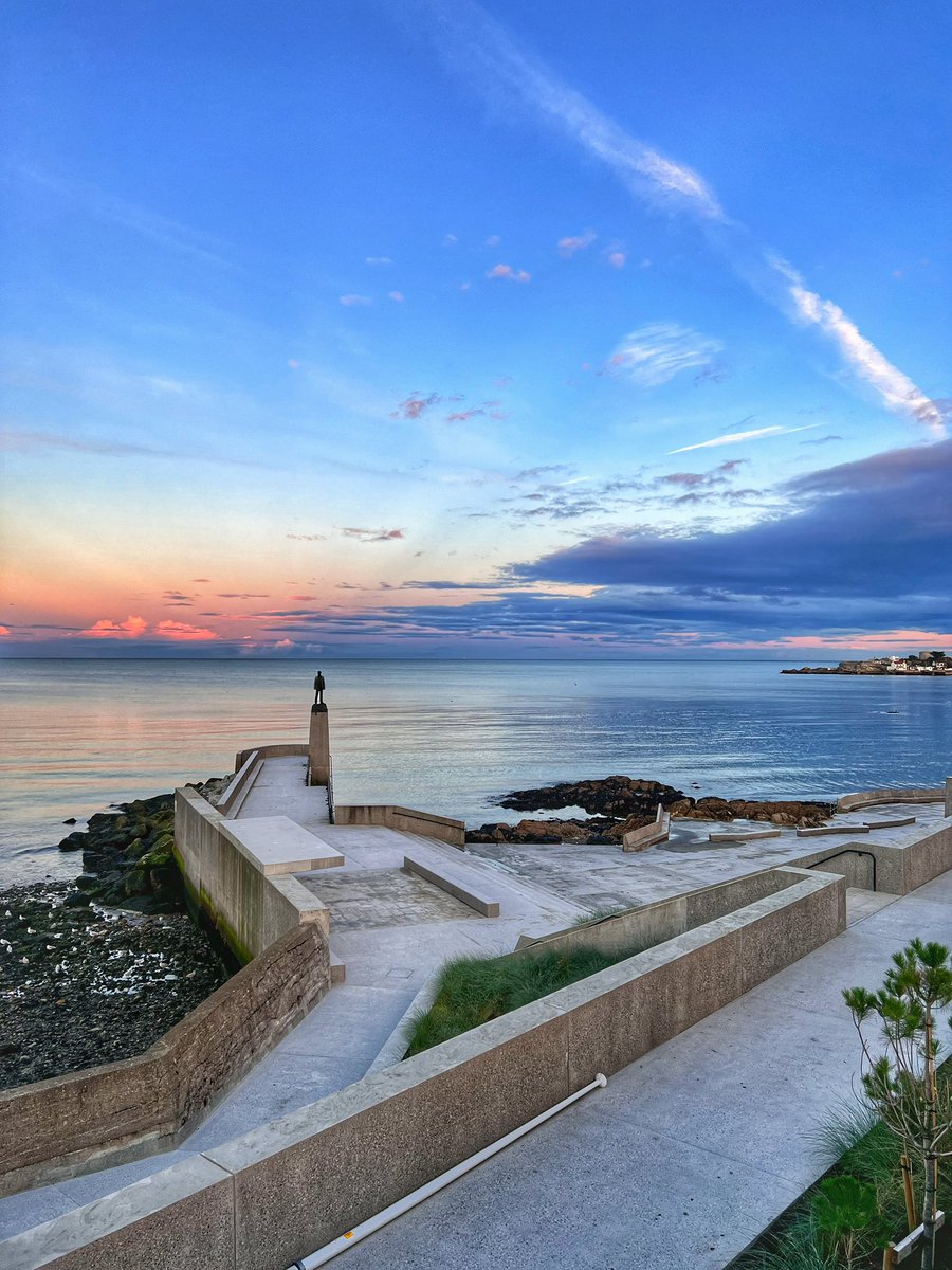 A beautiful balmy evening and a beautiful sky at the new Dún Laoghaire Baths 👌🏼🍂🌤️ 

#dublin #ireland #lovindublin #visitdublin #Autumn #sunset