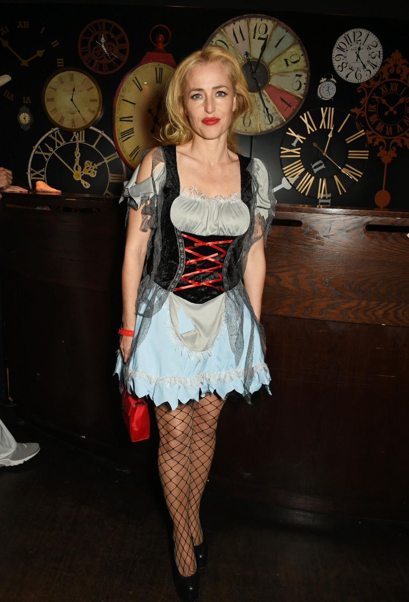 AndMulder's tweet photo. Gillian Anderson at The Unicef UK Halloween ball 2016 🎃 https://t.co/TsgLpxM6o7