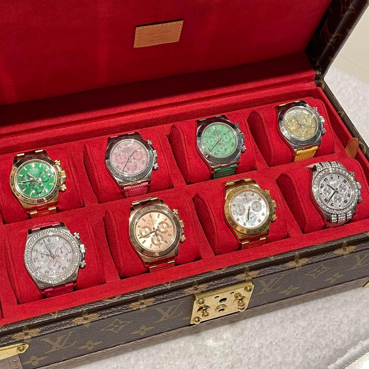今日恒生指數再創新低😂
買錶好過買股票😙
珍惜生命，遠離股票🫡
如果唔係就要去天台報到😵
