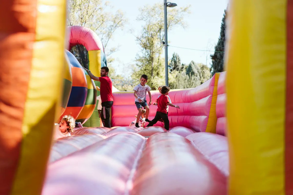 feCStival's tweet photo. En @fecstival KIDS está permitido pringarse, bailar, gritar muy fuerte, dar vueltas por el césped, comer y reírse de todo🤸‍♀️ También aprender, eh? Es un espacio para niños y niñas libres y felices 🥰

Al menos, eso demuestran las fotos de cocoworkfilms 🤍 https://t.co/hRKfeDWoOS