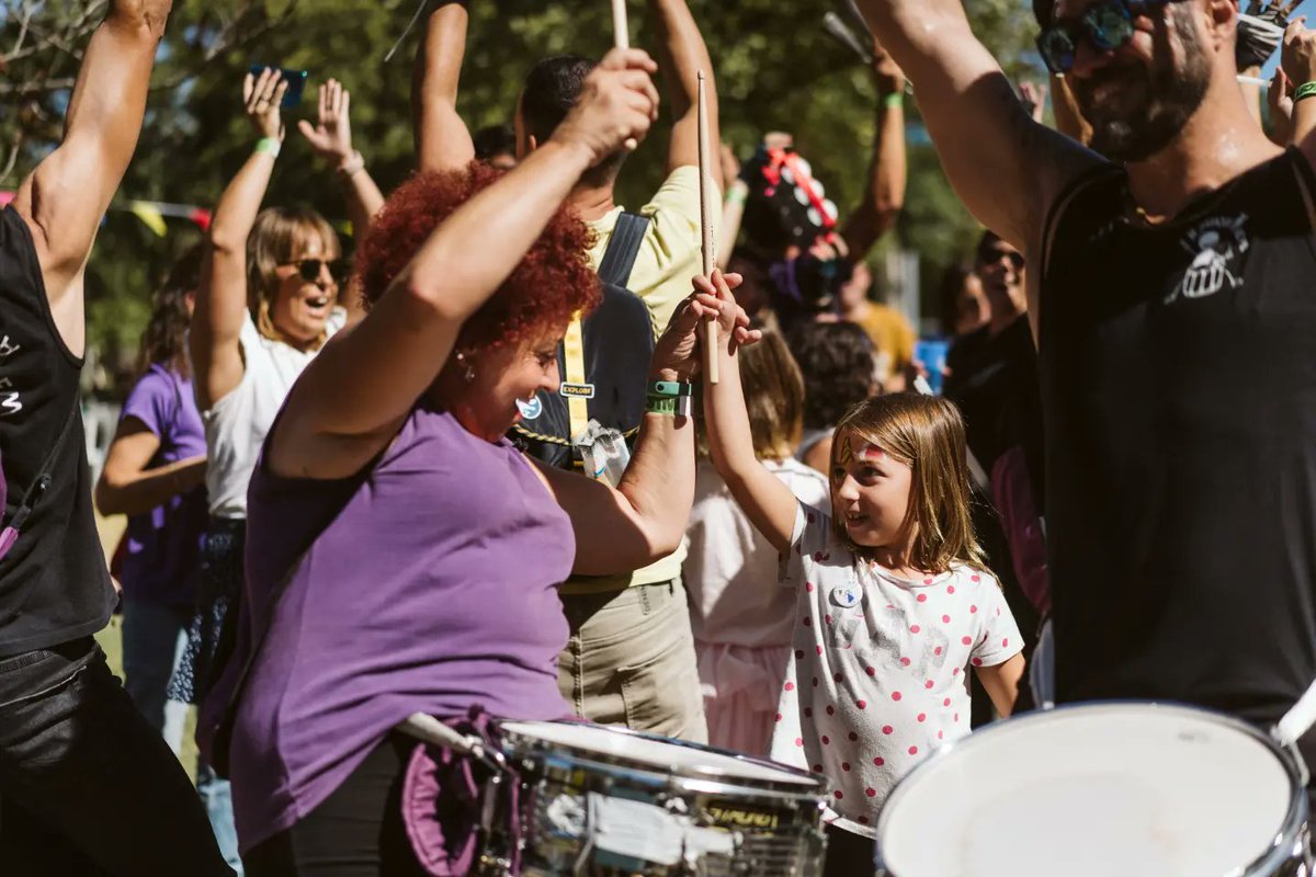 feCStival's tweet photo. En @fecstival KIDS está permitido pringarse, bailar, gritar muy fuerte, dar vueltas por el césped, comer y reírse de todo🤸‍♀️ También aprender, eh? Es un espacio para niños y niñas libres y felices 🥰

Al menos, eso demuestran las fotos de cocoworkfilms 🤍 https://t.co/hRKfeDWoOS