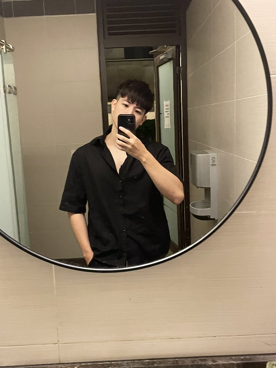 mathteacher0403's tweet photo. 半夜剛吃完錢都的me
看起來快死掉了 
對 今天有夠多事 真的快累死... https://t.co/ICCQFtde3F