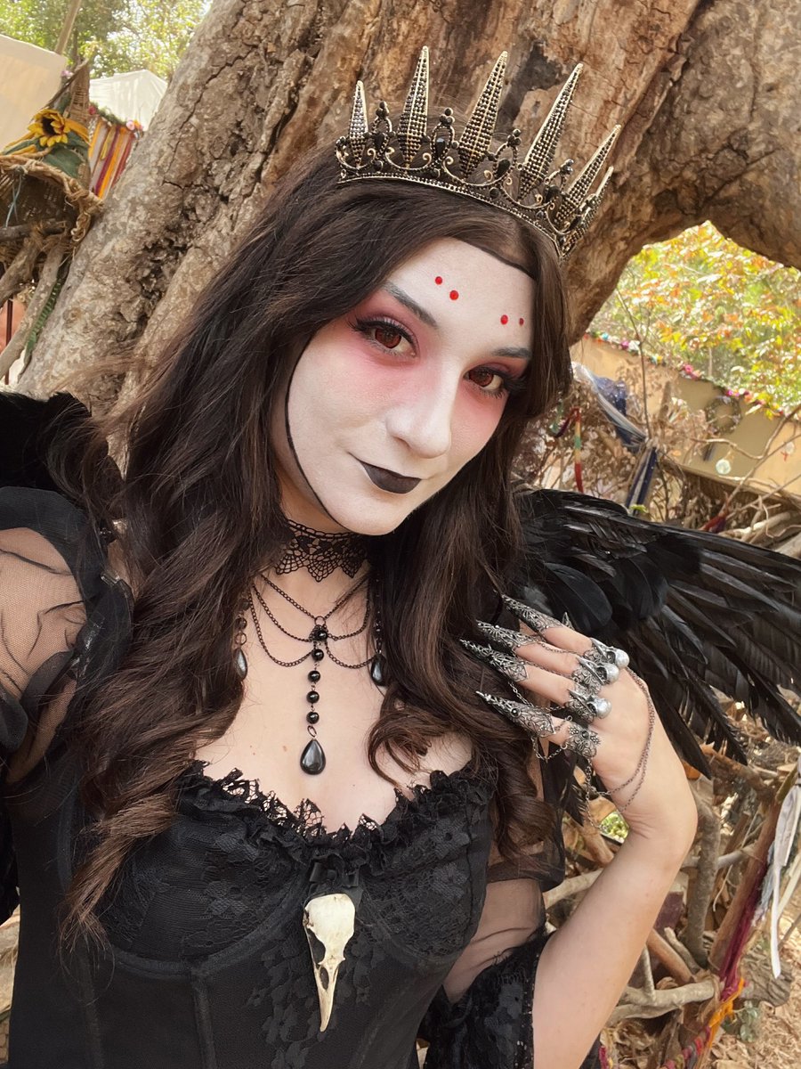 BrizzyVoices's tweet photo. The Raven Queen makes an appearance at @NorCalRenFaire. And gets a cupcake. 🧁🖤 #ravenqueen #dnd https://t.co/dMWwMsptUc