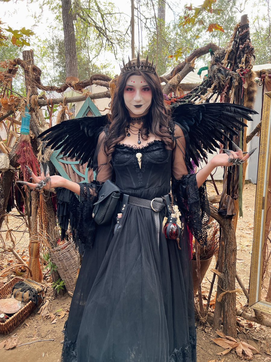 BrizzyVoices's tweet photo. The Raven Queen makes an appearance at @NorCalRenFaire. And gets a cupcake. 🧁🖤 #ravenqueen #dnd https://t.co/dMWwMsptUc