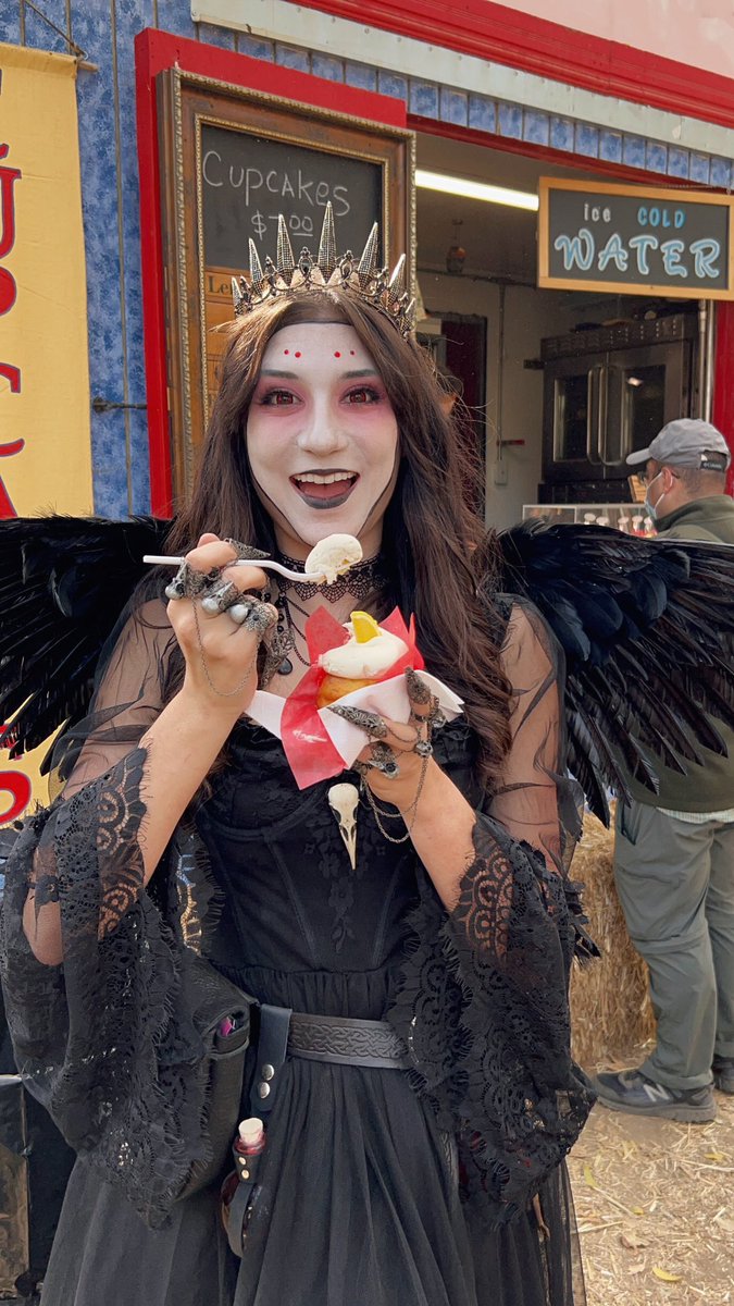 BrizzyVoices's tweet photo. The Raven Queen makes an appearance at @NorCalRenFaire. And gets a cupcake. 🧁🖤 #ravenqueen #dnd https://t.co/dMWwMsptUc