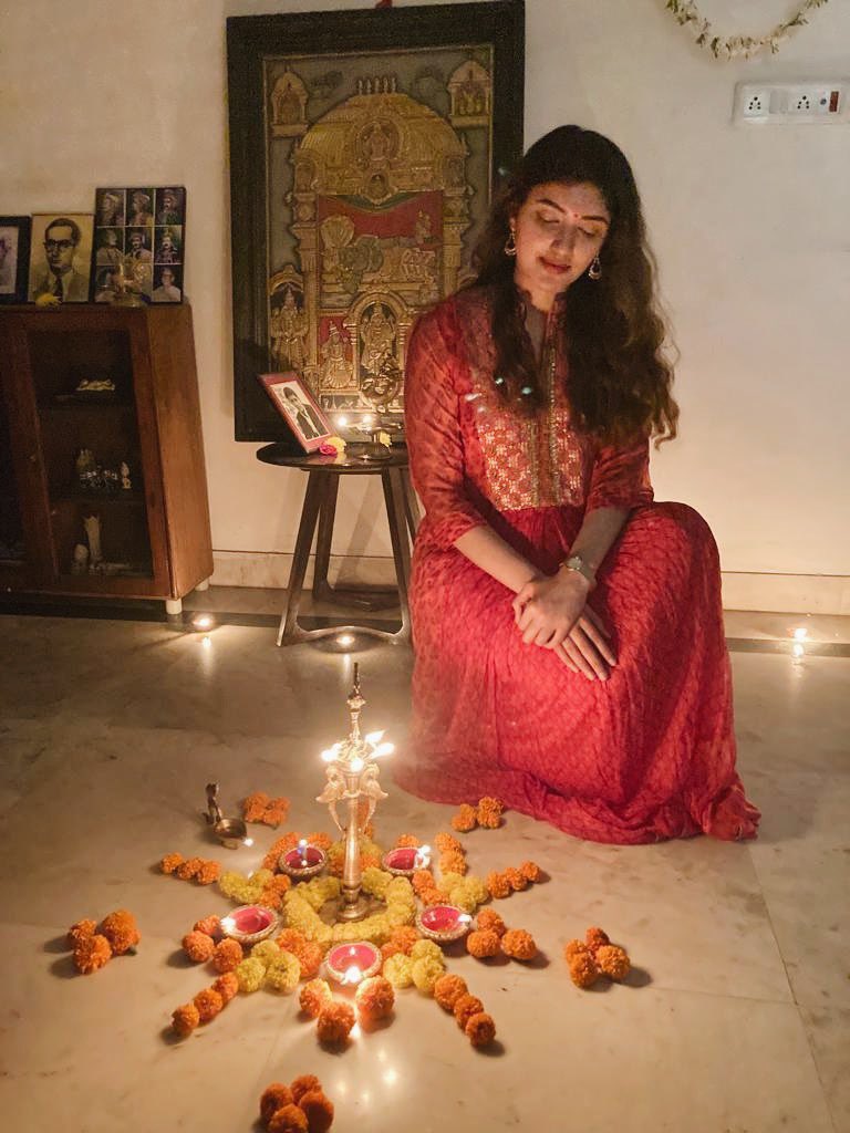 Free Photo | Scene photo of Indian woman kneeling by candles celebrating  Diwali