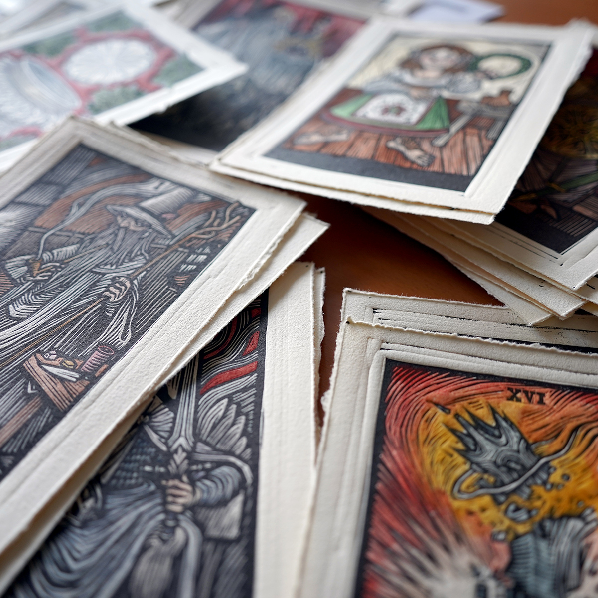 ¡OJO! #expo de los grabados originales del #tarot de #elseñordelosanillos #thelordoftherings #LOTR.
En #Salamanca, del sábado 29 al lunes 31 de octubre (sólo por la mañana), durante la #MorgulCon que organiza la <a href="/SocTolkien/">S.Tolkien Española</a> española.
Aquí estoy, preparando todo:
(Hilo).