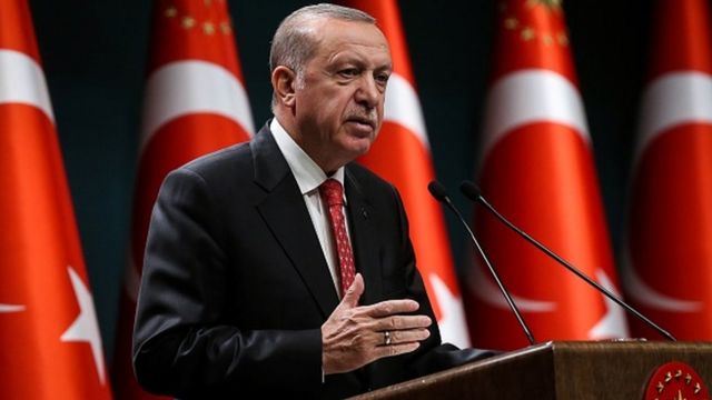 Cumhurbaşkanı Erdoğan'ın Millete Sesleniş konuşmasından öne çıkanlar: 📌Çanakkale'ye yeni yatırımlar 📌Madenciliğe özel meslek lisesi projesi 📌Türk Tabipler Birliği'ne 'yargı' mesajı 📌Maden faciasına dair yeni tedbirler samimihaber.com/cumhurbaskanli…