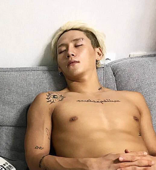 ส่วนดึกกี้จะรอยสักน้อยกว่ามาก ถึงตอนนี้จะมีเพิ่มขึ้น แต่ก็ยังน้อยกว่าดนนี่เยอะอยู่ หลักๆแบบมองปาดๆเลยคือ ดึกกี้จะมีภาษาอาราบิก(รึเปล่า) กลางอก แล้วก็ฟ้อนต์ภาษาอังกฤษที่แขนท่อนล่างสองข้าง ตำแหน่งเดียวกัน เสือที่ต้นแขนซ้าย ดวงตากับใบไม้เป็นวงกลมหัวไหล่ขวา ธงเกาหลีต้นแขนด้านหลัง ฯลฯ 
