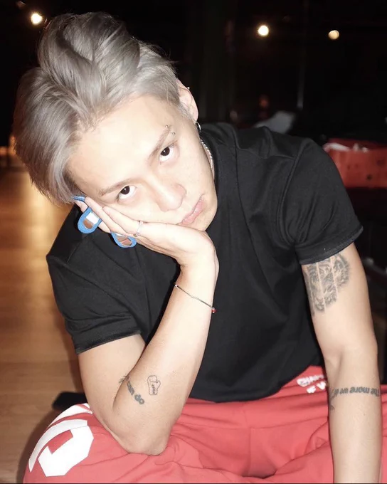 ส่วนดึกกี้จะรอยสักน้อยกว่ามาก ถึงตอนนี้จะมีเพิ่มขึ้น แต่ก็ยังน้อยกว่าดนนี่เยอะอยู่ หลักๆแบบมองปาดๆเลยคือ ดึกกี้จะมีภาษาอาราบิก(รึเปล่า) กลางอก แล้วก็ฟ้อนต์ภาษาอังกฤษที่แขนท่อนล่างสองข้าง ตำแหน่งเดียวกัน เสือที่ต้นแขนซ้าย ดวงตากับใบไม้เป็นวงกลมหัวไหล่ขวา ธงเกาหลีต้นแขนด้านหลัง ฯลฯ 