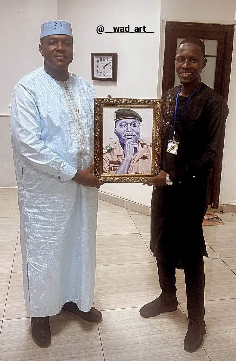 _wad_art_'s tweet photo. Je répète une dernière fois encore 😁
Remise du portrait du Premier Ministre par Intérim, le #Colonel #Abdoulaye #Maiga
By #wAd_Art #Artist #Urbanist https://t.co/q0E4vmaqf5
