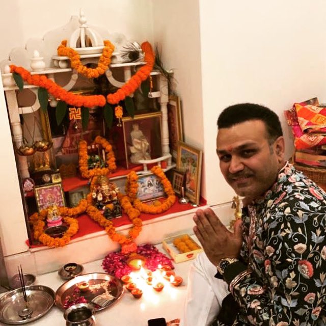 virendersehwag's tweet photo. May this Diwali dispel all the darkness from your life and May your path always be lit... ✨ Sri Ram, Jai Ram, Jai Jai Ram 🙏🏽✨
Jai Ganesha , Jai Maha Lakshmi 
Happy Deepawali. #LaxmiPuja https://t.co/JAnmSJEoI5