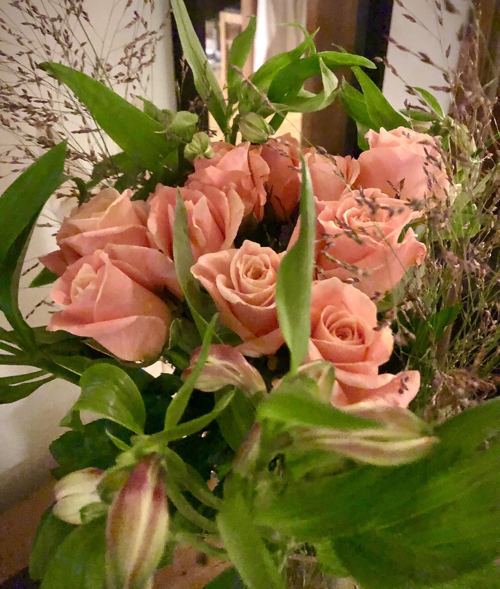 MLZ_68's tweet photo. Då var sista strålbehandlingen klar. Nu väntar två veckor (cirka) av fortsatta omysiga biverkningar och sedan får jag se. Fått ett fint smycke av maken, blommor och så ett lycka till från personalen på Sahlgrenska som jag träffat dagligen i veckor 🙏🏼 #fuckcancer #levelivet https://t.co/skMOyuG5hL