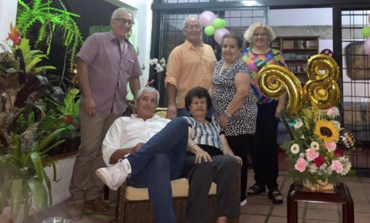 Mamá, Gloria Castro de Matute, que estaba tan bien, a sus 98 años, falleció en este momento. Su vida feliz, sana, digna y bella, su alegría de vivir nos consuela en este momento de dolor.