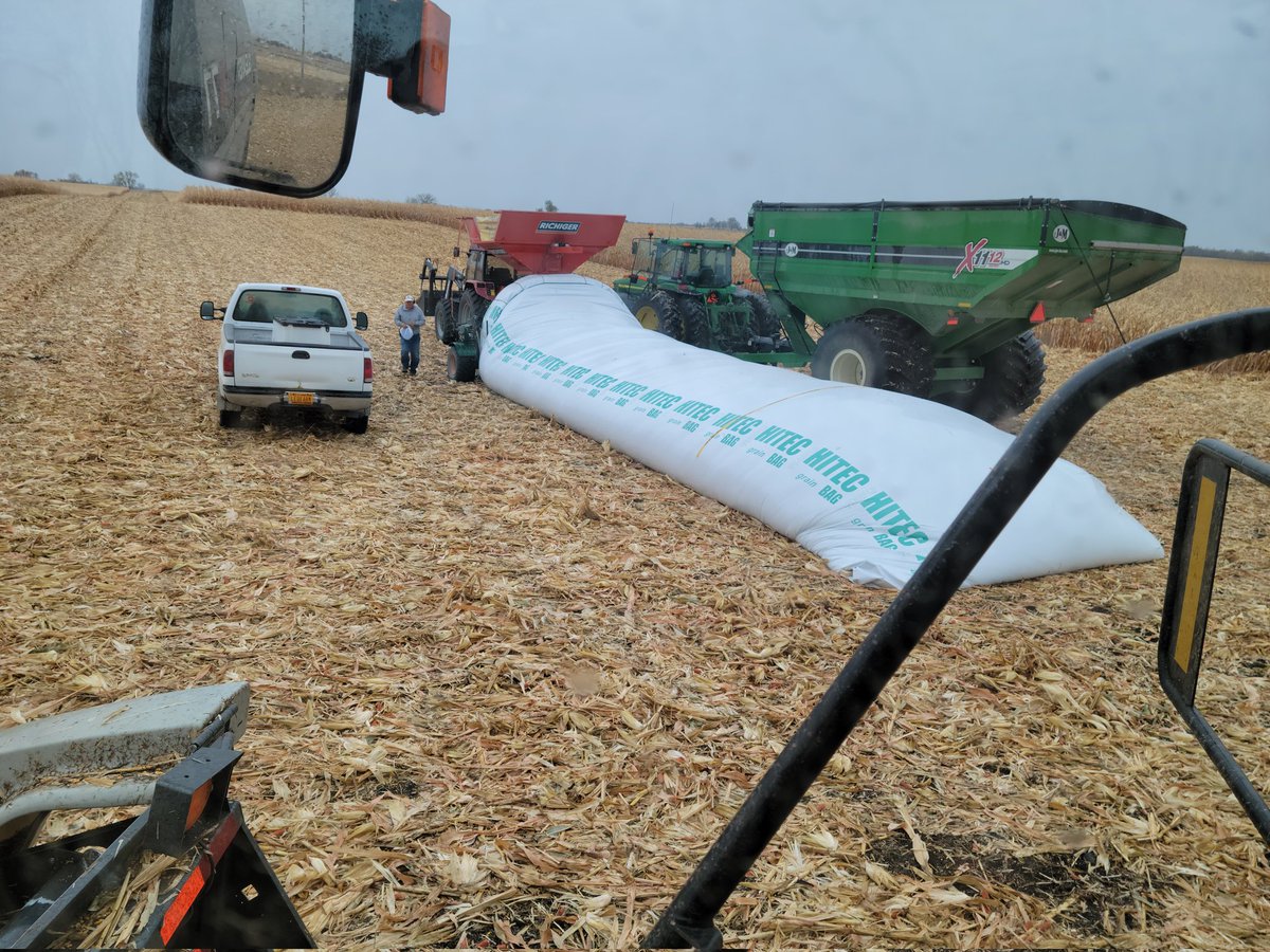 leo_nels's tweet photo. Trying something new to us. #Harvest22 #cornharvest #grainbag #grainbagger https://t.co/wDm4fPOsq1