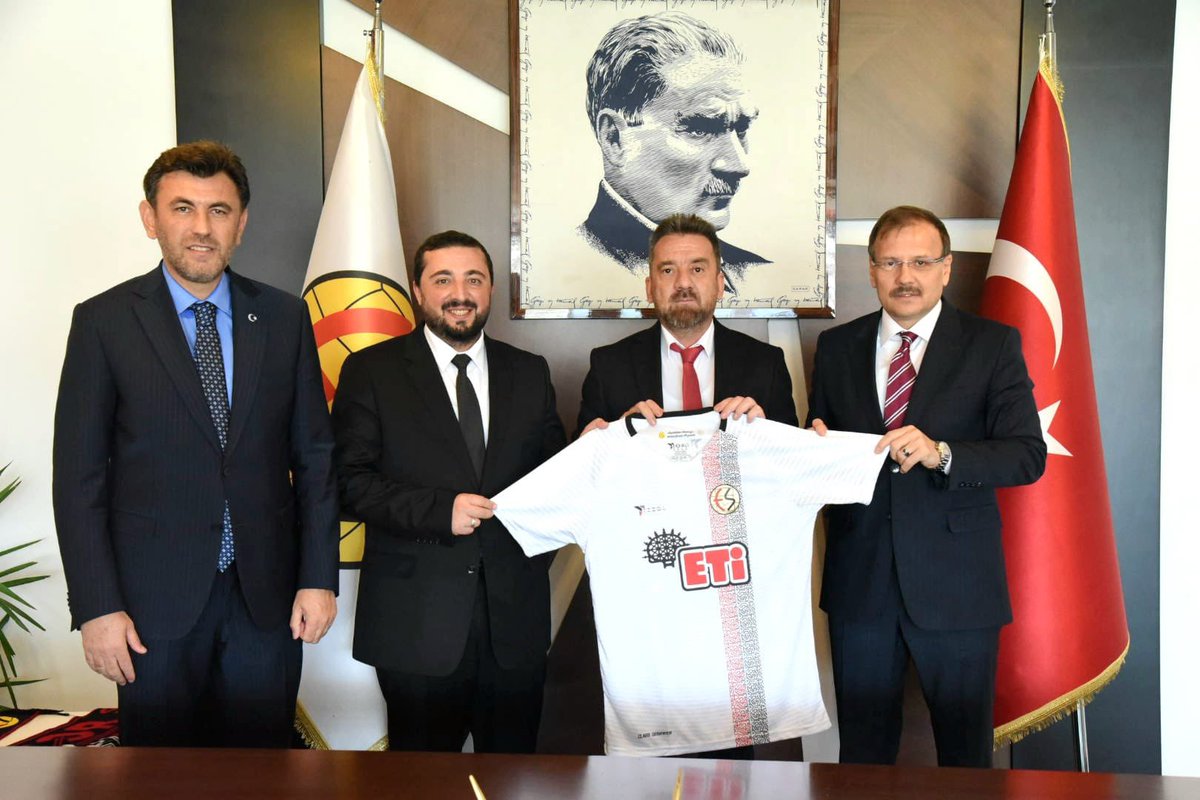 Hakan_cavusoglu's tweet photo. 📍Eskişehir 

Şehrin önde gelen isimlerinin görüşlerini dinlemek üzere İl Başkanımız @avzihnicaliskan ve MKYK üyemiz Mehmet Ali Zengin ile birlikte çeşitli ziyaretler gerçekleştirdik.

☑️Organize Sanayi Bölgesi
☑️Sanayi Odası
☑️Eskişehirspor Kulübü
☑️Tornacılar Odası https://t.co/32gyR04OLt
