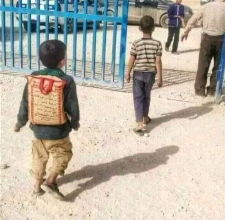 B3eNfsaVSYQhraa's tweet photo. يذهب لمدرسته بلا مصروف .. حقيبته قطمه رز ...
ملابسه باليه .. حذائه مهترئ ... حياته بائسه ...
وبمجرد دخوله للطابور الصباحي يطلبون منه ان ينشد النشيد الوطني ويمدح بلده ... 

عن اي وطن تتحدثون وعن اي وطنية تتغنون بها 💔 حسبنا الله ونعم الوكيل https://t.co/68J4OU0Bc4
