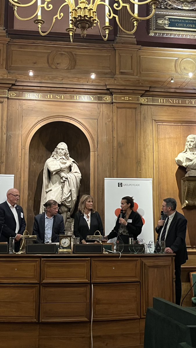 FondationBNPP's tweet photo. 1035 associations locales soutenues, 900 000 bénéficiaires et des centaines de collaborateurs engagés @BNPParibas depuis 2006 : c’est le #ProjetBanlieues, programme d’inclusion majeur, récompensé aux grands prix de la philanthropie ! @antoinesire @GiordanoIsabel @m_berard https://t.co/Q9NKrMdOep
