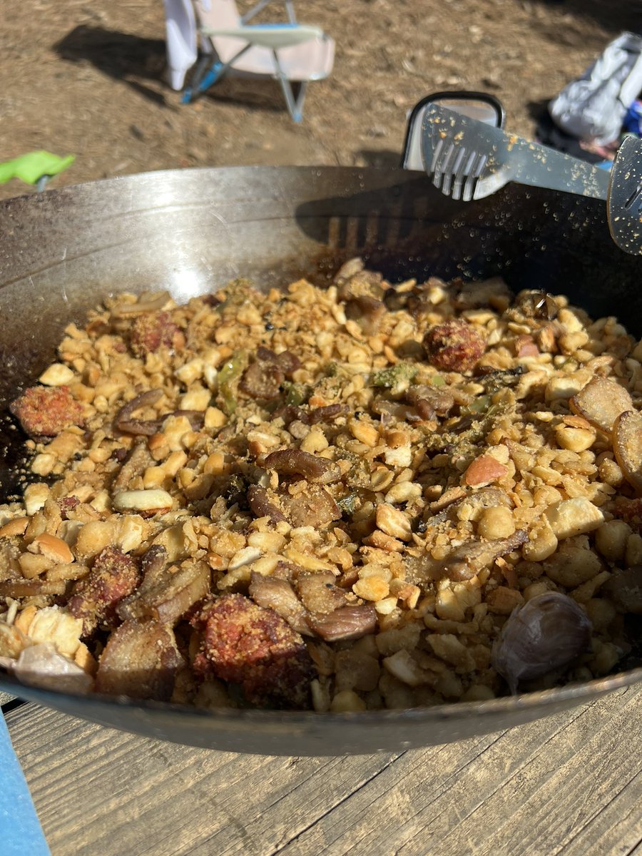 raquel_rockopop's tweet photo. Viva Córdoba! Feliz día de San Rafaé #comomandalatrasicion #SanRafael #Cordoba #peroles #migas #losvillares https://t.co/vuaRu5O0up