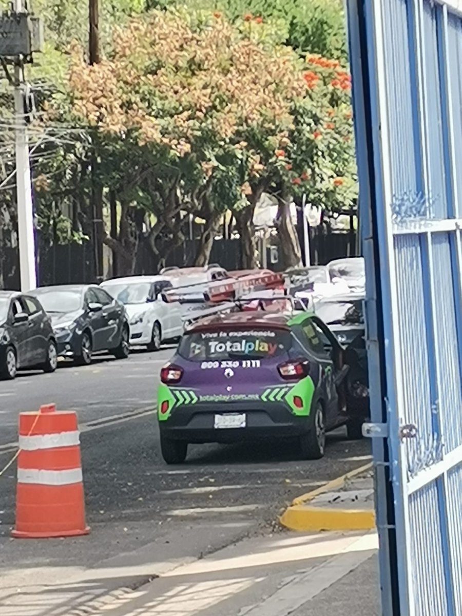 a_imprecentro's tweet photo. @FisgonPoliticoJ AUTOMOVILES ESTACIONADOS EN LINEA AMARILLA EN AVENIDA LAS PALMAS, TENIENDO UN ESTACIONAMIENTO A UN LADO. https://t.co/BRyPOUxqOy