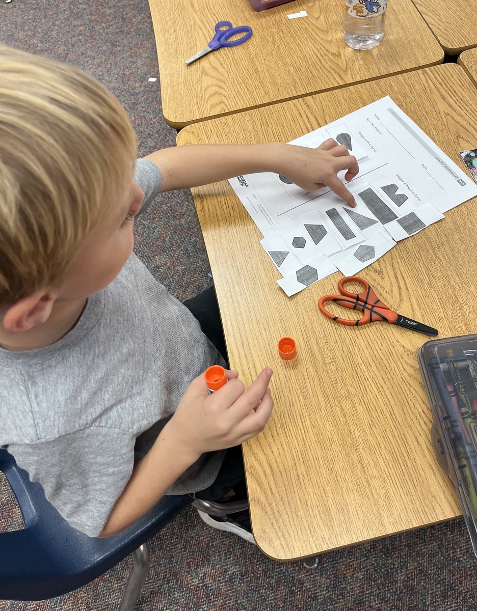 Lots of great math reasoning and discussion in Kindergarten classrooms ⁦<a href="/LPSFranklinElem/">Franklin Elementary</a>⁩ this afternoon. Students growing in number sense and learning characteristics of geometric shapes.  ⁦<a href="/LIBERTYSCHOOLS/">LPS53</a>⁩