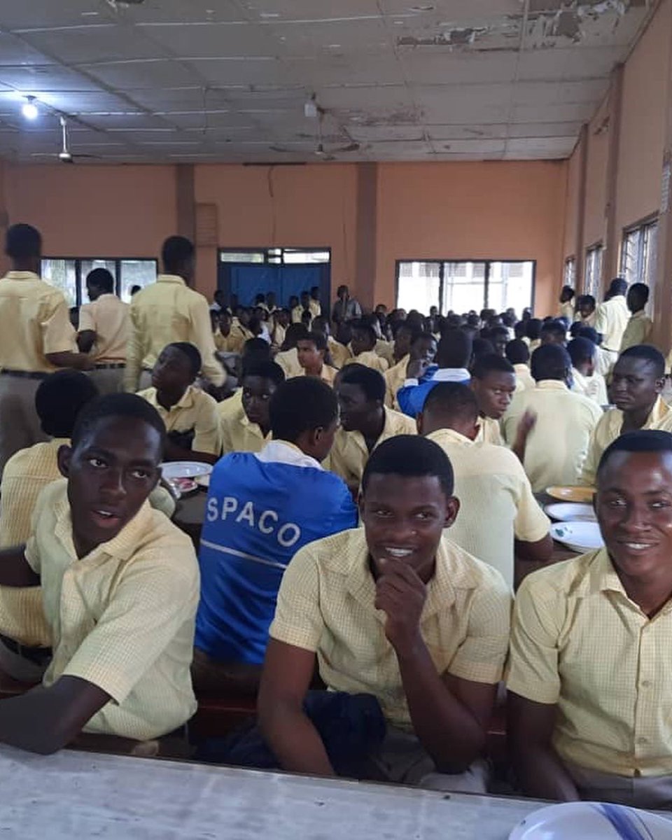 KobbyKyei_'s tweet photo. Two weeks ago, I reported a story of how St. Paul’s SHS students are struggling to enjoy good meals. Today, a woman by name (Auntie Bee)  visited the school to cook/fed the children with jollof and enough chicken. 

She promised to support them with food stuff more regularly. ❤️ https://t.co/jQx948XXlw