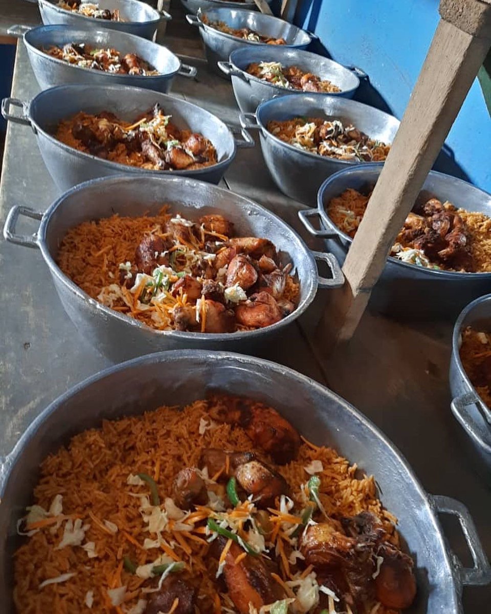 KobbyKyei_'s tweet photo. Two weeks ago, I reported a story of how St. Paul’s SHS students are struggling to enjoy good meals. Today, a woman by name (Auntie Bee)  visited the school to cook/fed the children with jollof and enough chicken. 

She promised to support them with food stuff more regularly. ❤️ https://t.co/jQx948XXlw
