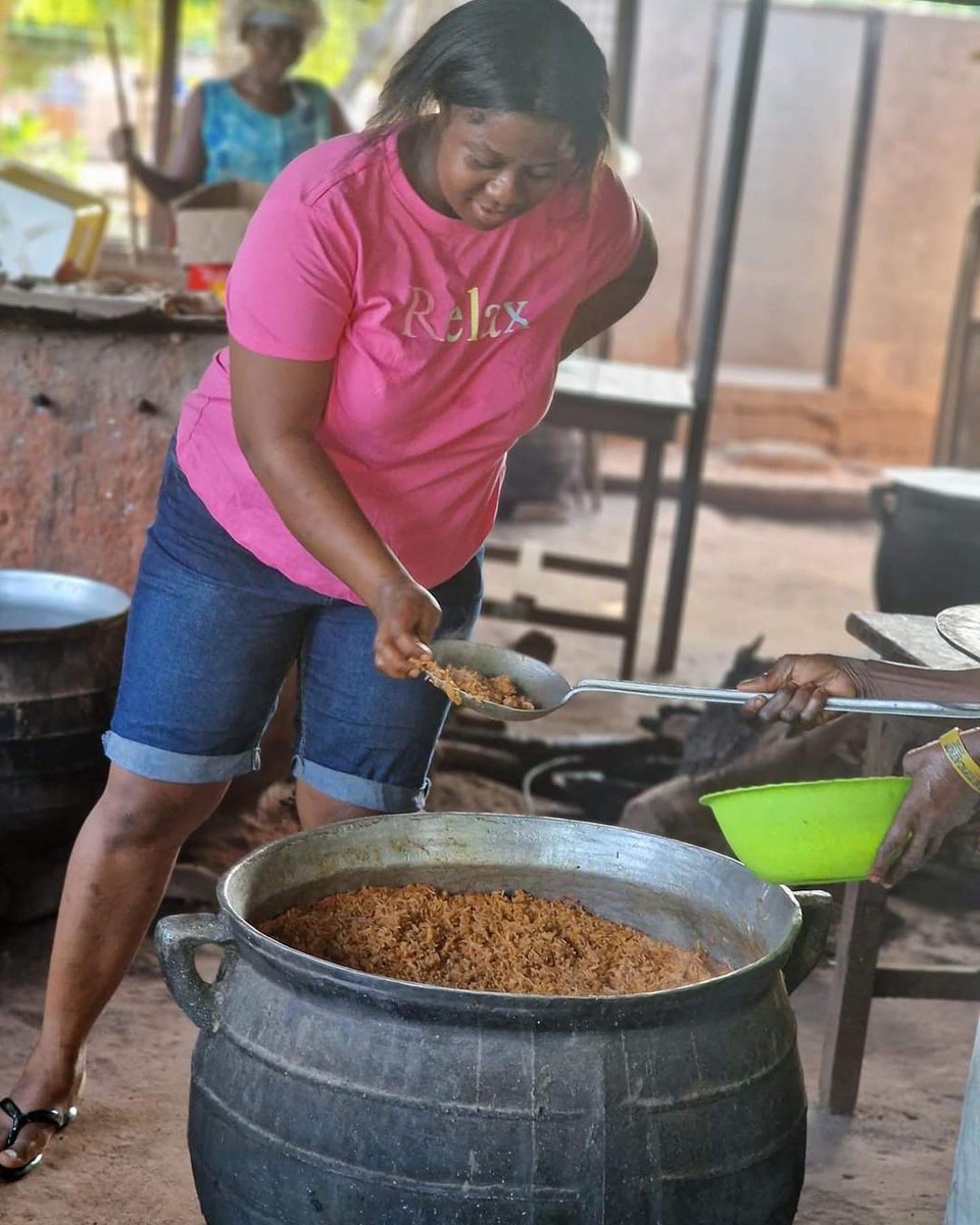 KobbyKyei_'s tweet photo. Two weeks ago, I reported a story of how St. Paul’s SHS students are struggling to enjoy good meals. Today, a woman by name (Auntie Bee)  visited the school to cook/fed the children with jollof and enough chicken. 

She promised to support them with food stuff more regularly. ❤️ https://t.co/jQx948XXlw