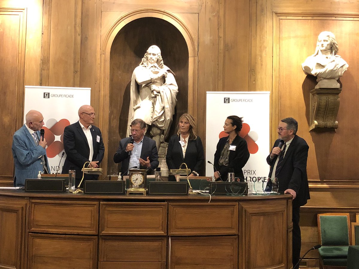 . <a href="/antoinesire/">antoinesire</a> reçoit pour la <a href="/FondationBNPP/">Fondation BNP Paribas</a>  le Grand Prix de la Philanthropie, Catégorie « Insertion » pour le #ProjetBanlieues. 1 initiative formidable lancée il y a +15 ans qui a soutenu +1000 associations de quartier <a href="/GiordanoIsabel/">Isabelle Giordano</a> <a href="/PerrineTesse/">Tesse Perrine</a> <a href="/MadjidAGAG/">Madjid AGAG</a> Quelle fierté !