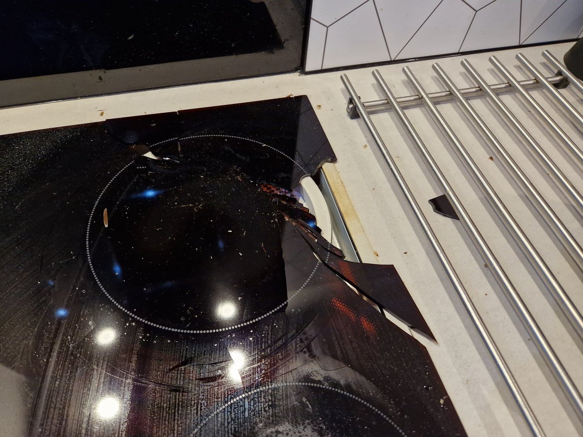 CandyMedia87's tweet photo. Is there a known issue with @Beko glass ceramic hobs? 
We were just sat eating our food when there was a loud noise and we discovered shards of glass all over the kitchen. #Beko #Faulty #Cooker #Dangerous #Kitchen @BBCWatchdog https://t.co/oQ3BAXwlIt